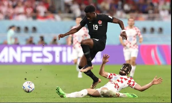 Joško Gvardiol của Croatia đeo mặt nạ khi thi đấu. Ảnh: Pixsell/ MB Media/ Getty Images. Joško Gvardiol của Croatia đeo mặt nạ khi thi đấu. Ảnh: Pixsell/ MB Media/ Getty Images.