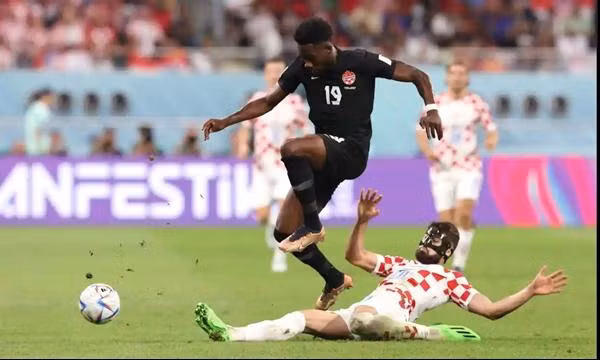 Joško Gvardiol của Croatia đeo mặt nạ khi thi đấu. Ảnh: Pixsell/ MB Media/ Getty Images.