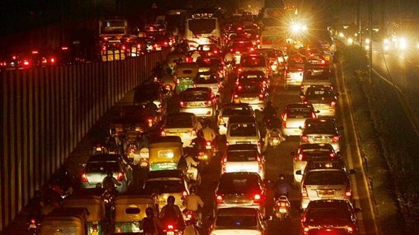 Nếu có mưa thì càng tắc (đây là đường Ballari ở Bengaluru). Ảnh: KPN.