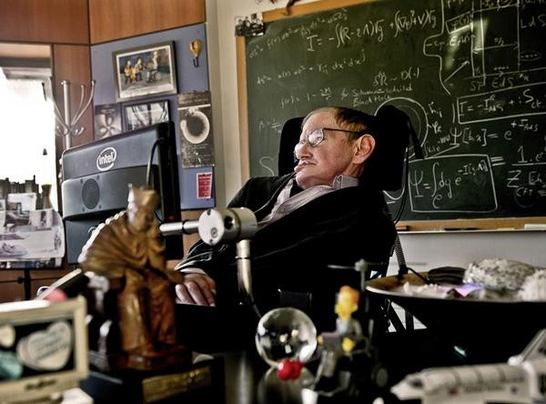 Giáo sư Stephen Hawking đã từng vài lần cảnh báo về việc chủ động liên lạc với người ngoài hành tinh. Ảnh: Sarah Lee/ Bảo tàng Khoa học ĐH Cambridge.