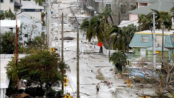 Siêu bão Ian đi đến đâu tàn phá đến đó. Ảnh: WFLA.