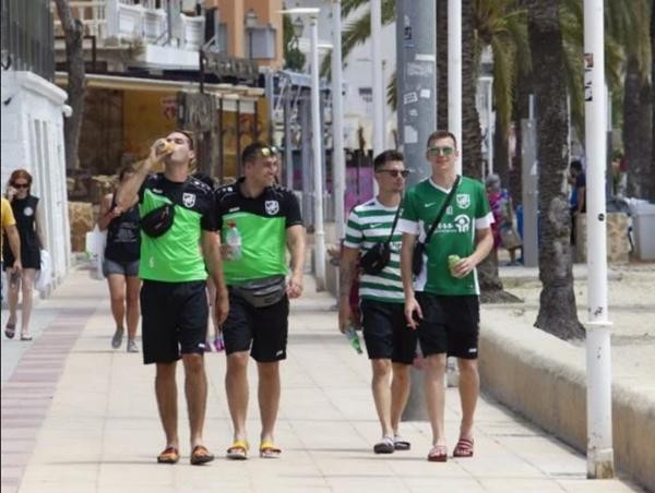 Các nhà chức trách than phiền vì nhiều du khách không làm chủ được hành vi của mình. Ảnh: JAIME REINA/ AFP. Các nhà chức trách than phiền vì nhiều du khách không làm chủ được hành vi của mình. Ảnh: JAIME REINA/ AFP.