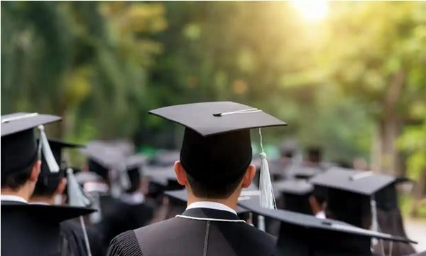 Băng luôn cắt đứt liên lạc khi các sinh viên mà mình hỗ trợ học phí sắp tốt nghiệp. Ảnh minh họa: Prasit Rodphan/ Alamy. Băng luôn cắt đứt liên lạc khi các sinh viên mà mình hỗ trợ học phí sắp tốt nghiệp. Ảnh minh họa: Prasit Rodphan/ Alamy.