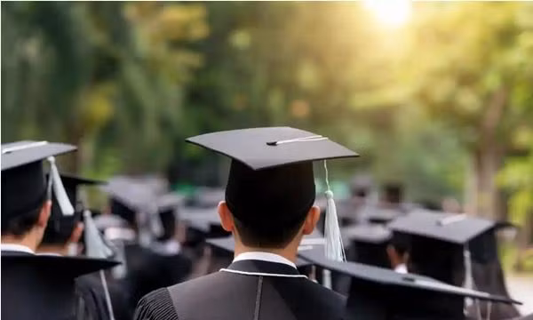 Băng luôn cắt đứt liên lạc khi các sinh viên mà mình hỗ trợ học phí sắp tốt nghiệp. Ảnh minh họa: Prasit Rodphan/ Alamy.