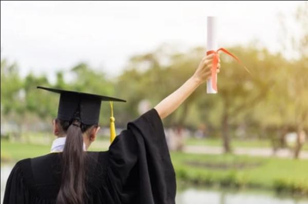 Bằng đại học cũng phải có "hạn sử dụng"? Ảnh minh họa: CNN. Bằng đại học cũng phải có "hạn sử dụng"? Ảnh minh họa: CNN.