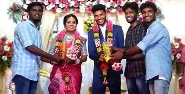 Cô dâu chú rể ở Ấn Độ được nhận quà cưới là xăng và dầu diesel. Ảnh: India Times. Cô dâu chú rể ở Ấn Độ được nhận quà cưới là xăng và dầu diesel. Ảnh: India Times.