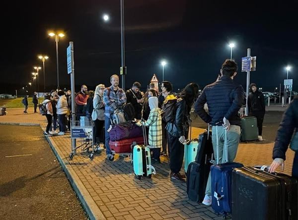 Hành khách của chuyến bay "ác mộng". Ảnh: Adar Cohen. Hành khách của chuyến bay "ác mộng". Ảnh: Adar Cohen.