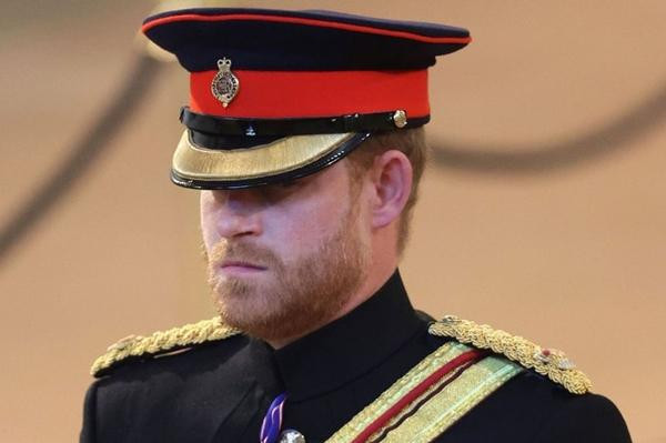 Quân phục của Hoàng tử Harry không được gắn chữ viết tắt của tên Nữ hoàng, là ER. Ảnh: Chris Jackson/ Getty Images. Quân phục của Hoàng tử Harry không được gắn chữ viết tắt của tên Nữ hoàng, là ER. Ảnh: Chris Jackson/ Getty Images.