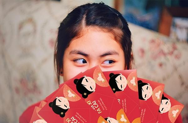 Tóm lại, phải lì xì bao nhiêu tiền là hợp lý nhỉ? Ảnh minh họa: DBS. Tóm lại, phải lì xì bao nhiêu tiền là hợp lý nhỉ? Ảnh minh họa: DBS.