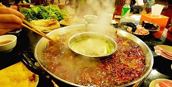 Vào những ngày nghỉ, có nhiều người đi ăn lẩu và một sự cố đã xảy ra. Ảnh minh họa: Dianping/ Yireservation. Vào những ngày nghỉ, có nhiều người đi ăn lẩu và một sự cố đã xảy ra. Ảnh minh họa: Dianping/ Yireservation.