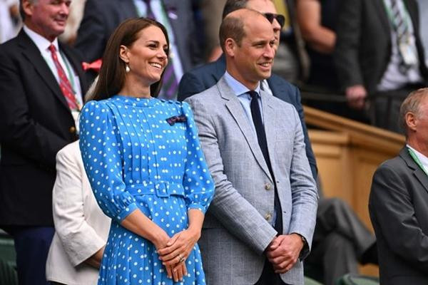 Vợ chồng William - Kate cũng thường xuyên mặc các sắc thái của màu xanh da trời; tư thế, cử chỉ thường cũng giống nhau. Ảnh: AFP via Getty.