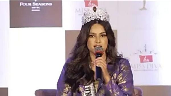 Harnaaz trong sự kiện mà cô bị hỏi một câu không phù hợp. Ảnh: Hindustan Times.