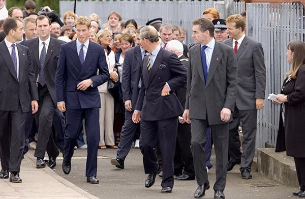 Việc bảo vệ các thành viên Hoàng gia được đánh giá dựa trên mức độ nguy cơ. Chẳng hạn, Hoàng tử William có đội ngũ vệ sĩ khá đông khi anh vào Đại học. Ảnh: Hello. Việc bảo vệ các thành viên Hoàng gia được đánh giá dựa trên mức độ nguy cơ. Chẳng hạn, Hoàng tử William có đội ngũ vệ sĩ khá đông khi anh vào Đại học. Ảnh: Hello.