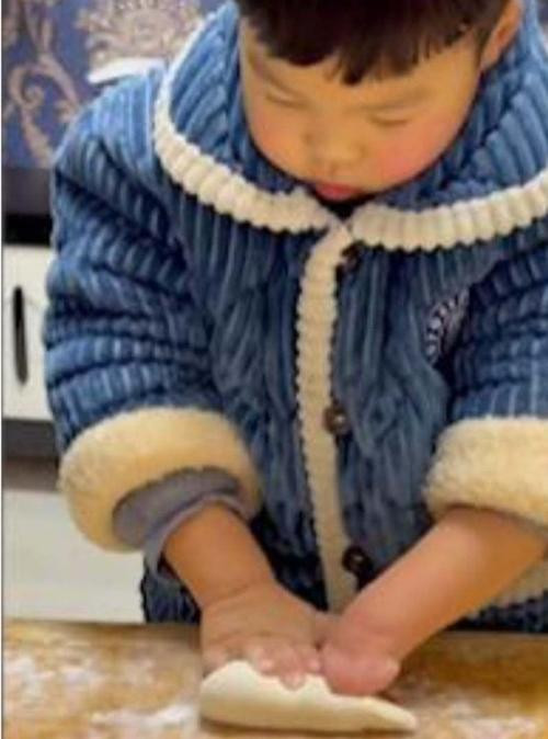 Sensen nhồi bột để tự làm há cảo ăn. Ảnh: NVCC/ Yahoo.