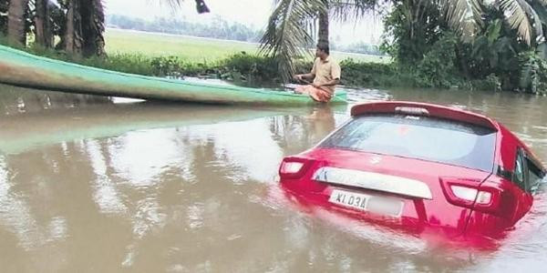 Chiếc xe bị rơi xuống sông. Ảnh: Mooovment.