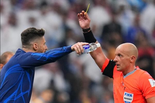 Càng tỏ thái độ thì càng khiến tình hình tệ hơn. Ảnh: The Sun.