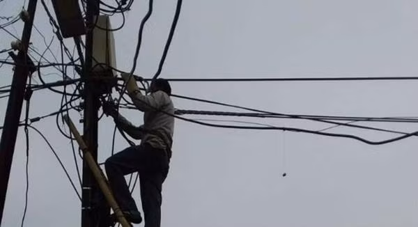 Tức giận vì bị cảnh sát phạt, một thợ điện cắt luôn đường dây điện của sở cảnh sát. Ảnh minh họa: Shiksha News.