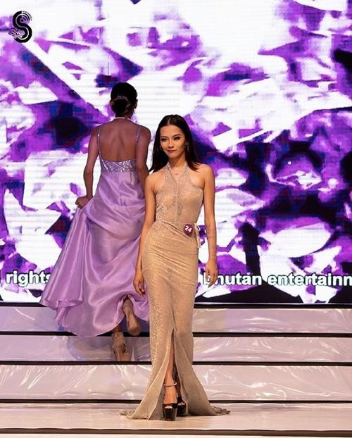 Phong thái của Tashi tự tin khó ai bằng. Phong thái của Tashi tự tin khó ai bằng.