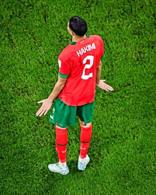 Hakimi ăn mừng kiểu chim cánh cụt sau quả penalty quyết định. Ảnh: B/R Football.