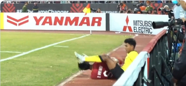 Lỗi xảy ra bên ngoài sân bóng. Ảnh: Twitter.