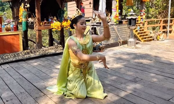 Cô gái đang múa để "trả lễ". Ảnh: Amarin TV. Cô gái đang múa để "trả lễ". Ảnh: Amarin TV.