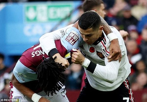 Mings và Ronaldo "đấu vật" thay vì đá bóng trong trận Aston Villa - MU diễn ra vào tối qua (giờ Việt Nam). Ảnh: Reuters. Mings và Ronaldo "đấu vật" thay vì đá bóng trong trận Aston Villa - MU diễn ra vào tối qua (giờ Việt Nam). Ảnh: Reuters.