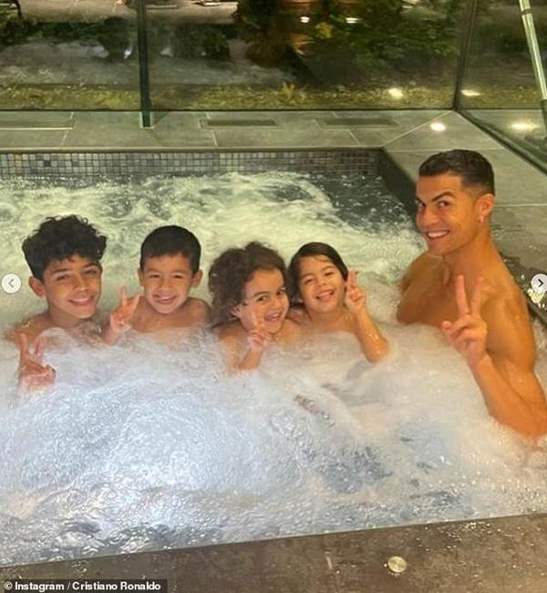 Trước bé gái mới sinh, Ronaldo đã có 4 con. Ảnh: Instagram.
