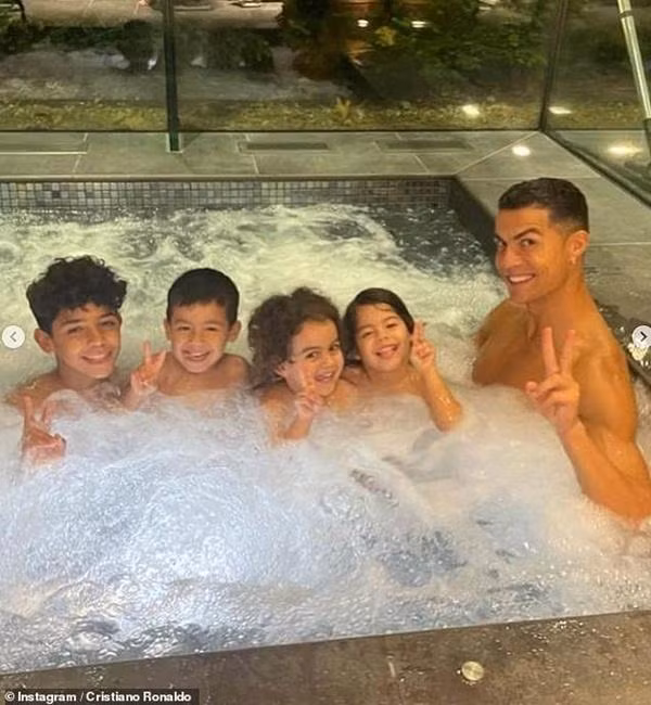 Trước bé gái mới sinh, Ronaldo đã có 4 con. Ảnh: Instagram. Trước bé gái mới sinh, Ronaldo đã có 4 con. Ảnh: Instagram.