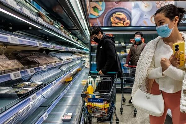 Mọi người ở Thượng Hải tranh thủ đi mua đồ trước khi phong tỏa. Ảnh: Alex Plavevski/ EPA, via Shutterstock. Mọi người ở Thượng Hải tranh thủ đi mua đồ trước khi phong tỏa. Ảnh: Alex Plavevski/ EPA, via Shutterstock.