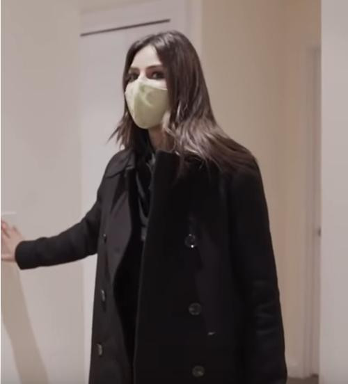 Mái tóc xõa, áo khoác sẫm màu dài rộng và giày bệt của Harnaaz khiến một số người liên tưởng đến phong cách của cựu Công chúa Mako. Ảnh: Beauty Pageants. Mái tóc xõa, áo khoác sẫm màu dài rộng và giày bệt của Harnaaz khiến một số người liên tưởng đến phong cách của cựu Công chúa Mako. Ảnh: Beauty Pageants.