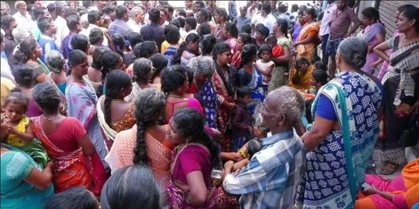 Gia đình và họ hàng của Bala đau khổ và giận dữ. Ảnh: New Indian Express. Gia đình và họ hàng của Bala đau khổ và giận dữ. Ảnh: New Indian Express.