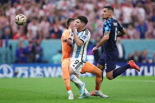 Vì Livakovic không chạm được vào bóng mà lại va chạm với cầu thủ đối phương nên đã bị phạt. Ảnh: Getty. Vì Livakovic không chạm được vào bóng mà lại va chạm với cầu thủ đối phương nên đã bị phạt. Ảnh: Getty.