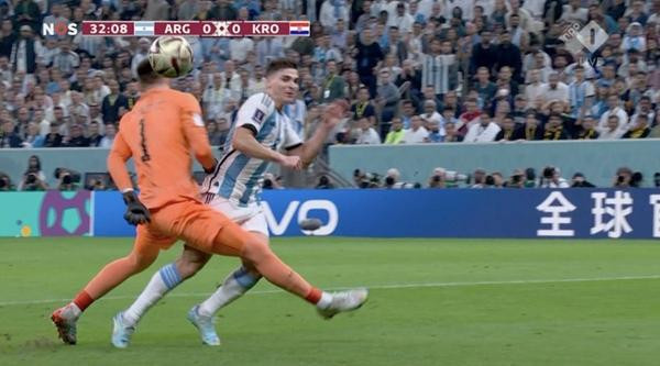 Rất nhiều tranh cãi xoay quanh việc Croatia có đáng phải chịu một quả penalty không. Ảnh: Twitter. Rất nhiều tranh cãi xoay quanh việc Croatia có đáng phải chịu một quả penalty không. Ảnh: Twitter.