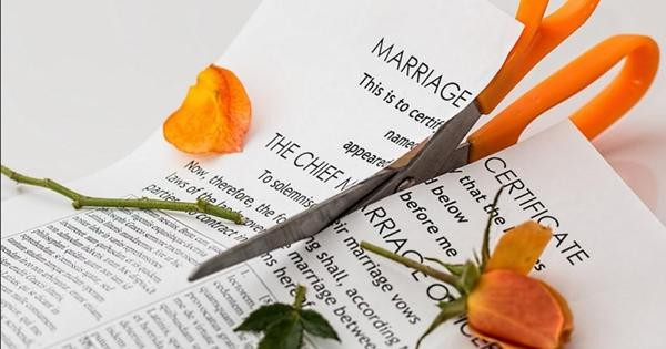 Một phụ nữ Indonesia đòi ly hôn vì mới phát hiện ra "chồng" mình cũng là nữ. Ảnh minh họa: eNCA. Một phụ nữ Indonesia đòi ly hôn vì mới phát hiện ra "chồng" mình cũng là nữ. Ảnh minh họa: eNCA.