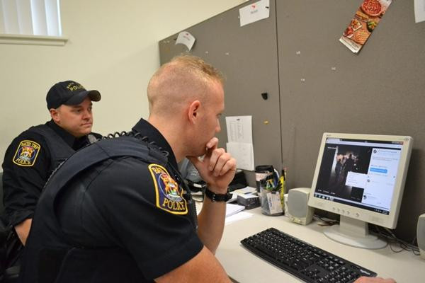 Nghi phạm 17 tuổi cho rằng cảnh sát "lục" lịch sử tìm kiếm của mọi người là bất hợp pháp. Ảnh minh họa: Jonathan Shead. Nghi phạm 17 tuổi cho rằng cảnh sát "lục" lịch sử tìm kiếm của mọi người là bất hợp pháp. Ảnh minh họa: Jonathan Shead.