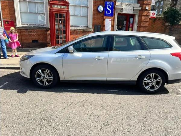 Chỉ có cái bóng của ô tô là lấn vạch một chút. Ảnh: Matthew Cole.