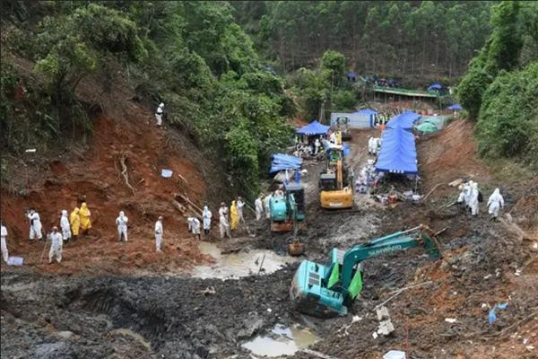 Rất nhiều người đang tìm kiếm tại hiện trường máy bay gặp nạn. Ảnh: Alamy.