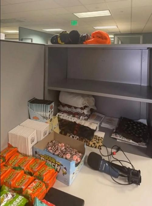 Đồ đạc của Simon được bày lên bàn và cất vào các ngăn bàn ở nơi làm việc. Ảnh: Simon Jackson. Đồ đạc của Simon được bày lên bàn và cất vào các ngăn bàn ở nơi làm việc. Ảnh: Simon Jackson.