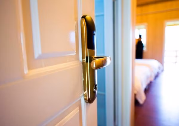 Thật là một cảm giác ghê người khi biết có người đang sống cùng nhà với mình mà mình không biết. Ảnh minh họa: H.A.