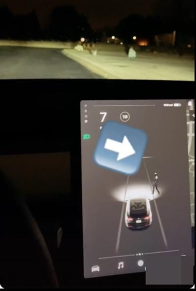 Đã từng có người khác lái xe Tesla qua nghĩa trang vào buổi tối và xe cũng báo hiệu có người đi bộ ở gần, mặc dù người lái xe không thấy có ai. Ảnh: Sina.a**. Đã từng có người khác lái xe Tesla qua nghĩa trang vào buổi tối và xe cũng báo hiệu có người đi bộ ở gần, mặc dù người lái xe không thấy có ai. Ảnh: Sina.a**.