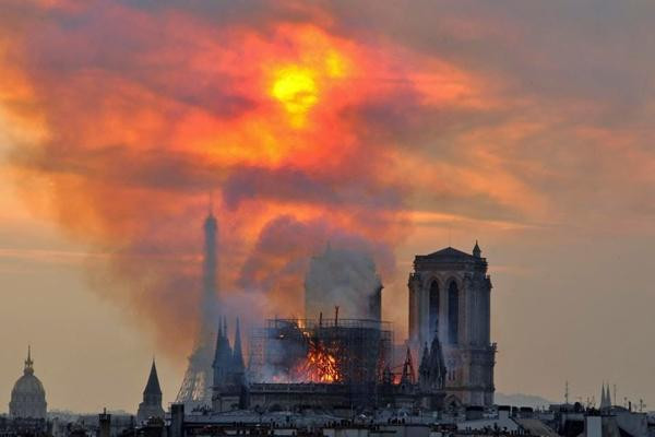 Lửa bùng lên ở Nhà thờ Đức Bà vào năm 2019. Ảnh: Thierry Mallet/ AP.