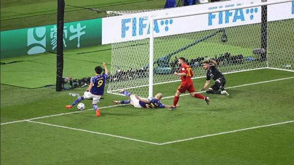 Tình huống gây tranh cãi trước bàn thắng thứ hai của Nhật vào lưới Tây Ban Nha. Ảnh: James Williamson - AMA/ GettyImages.