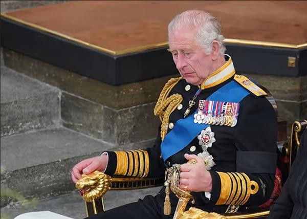 Vua Charles rưng rưng nước mắt. Ảnh: Hello! Vua Charles rưng rưng nước mắt. Ảnh: Hello!