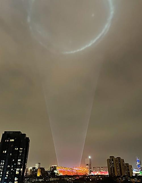 Có thể hình dung là ánh sáng từ SVĐ phản chiếu lên bầu trời thế này. Ảnh: INF. Có thể hình dung là ánh sáng từ SVĐ phản chiếu lên bầu trời thế này. Ảnh: INF.