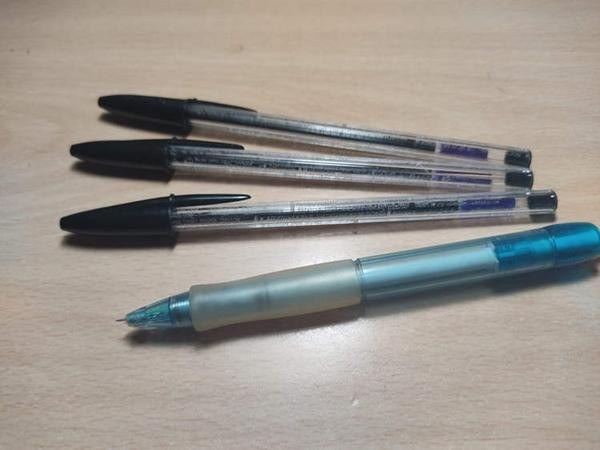 Vẫn còn những chiếc bút khác ở nhà cậu sinh viên tài năng. Ảnh: Gonzo/ Twitter. Vẫn còn những chiếc bút khác ở nhà cậu sinh viên tài năng. Ảnh: Gonzo/ Twitter.