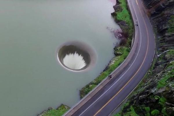 Trông nó như thể một cái hố không đáy. Ảnh: Evan K/ YouTube.