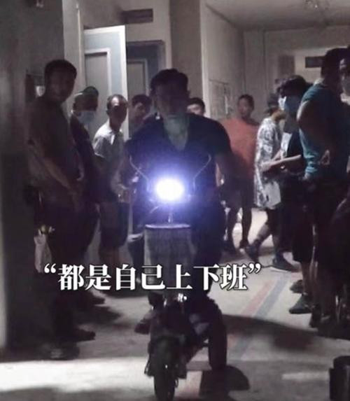 Tan làm là lại một mình lên xe đạp điện đi về. Ảnh: PBE Media.