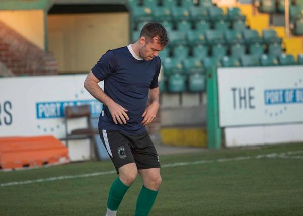 Một số cầu thủ cũng mặc quần áo trái. Ảnh: Twitter. Một số cầu thủ cũng mặc quần áo trái. Ảnh: Twitter.