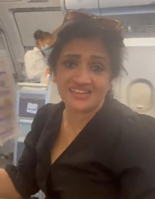 Hành khách bức xúc khi phải lấy bìa và tạp chí để tự quạt cho mình. Ảnh: Twitter. Hành khách bức xúc khi phải lấy bìa và tạp chí để tự quạt cho mình. Ảnh: Twitter.