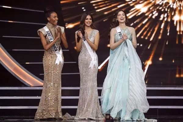 Nadia (phải) tại cuộc thi Miss Universe 2021. Ảnh: AP Photo/ Ariel Schalit. Nadia (phải) tại cuộc thi Miss Universe 2021. Ảnh: AP Photo/ Ariel Schalit.